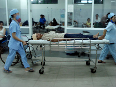 Xe khách lao xuống ruộng, 1 người chết 40 người  bị thương 